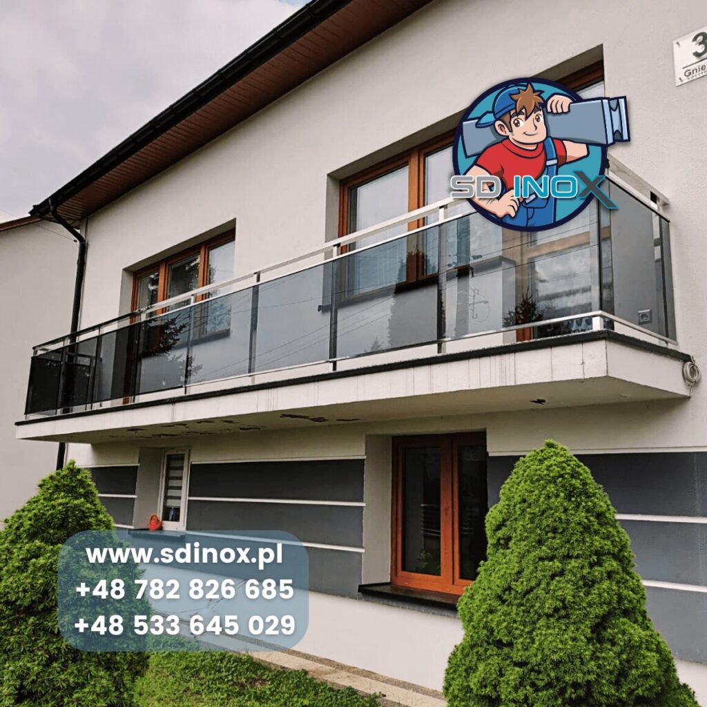 Nasze balustrady zewnętrzne są dostępne w różnych wariantach, w tym z wypełnieniem ze szkła bezbarwnego VSG, co nadaje im lekkości i elegancji. Dzięki solidnej konstrukcji i starannemu wykonaniu, nasze balustrady są nie tylko estetyczne, ale także funkcjonalne i bezpieczne.